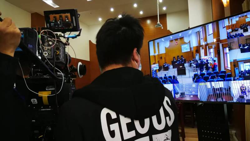 AI生成VS人工创意——威信县广告片拍摄公司的技术浪漫主义实践